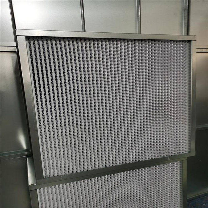 鋁隔板高效過濾器采用玻璃纖維濾紙作為濾料,對0.3μm顆粒的過濾效率在99.99%以上。 