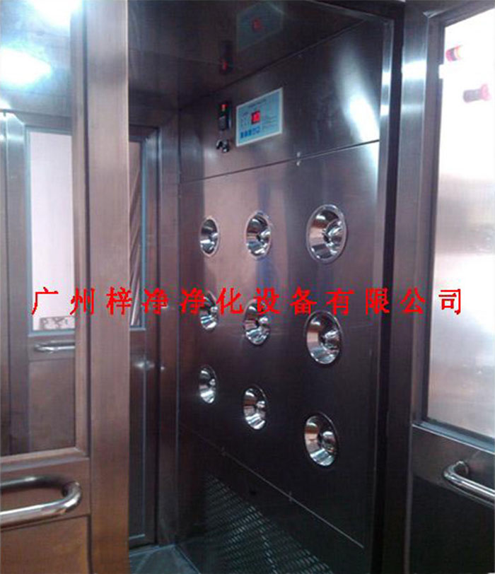 電加熱風(fēng)淋室是無(wú)塵車間非潔凈室與潔凈室緩沖通道好的凈化設(shè)備之一