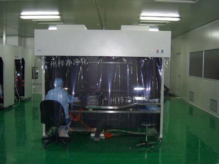 百級超凈工作臺廣泛用于電子，精密儀器，儀表，微生物、制藥， 醫(yī)療、硬盤制造等領(lǐng)域。百級超凈工作臺可連接組成生產(chǎn)流水線，也可單臺使用，可移動，靈活性強等優(yōu)點。